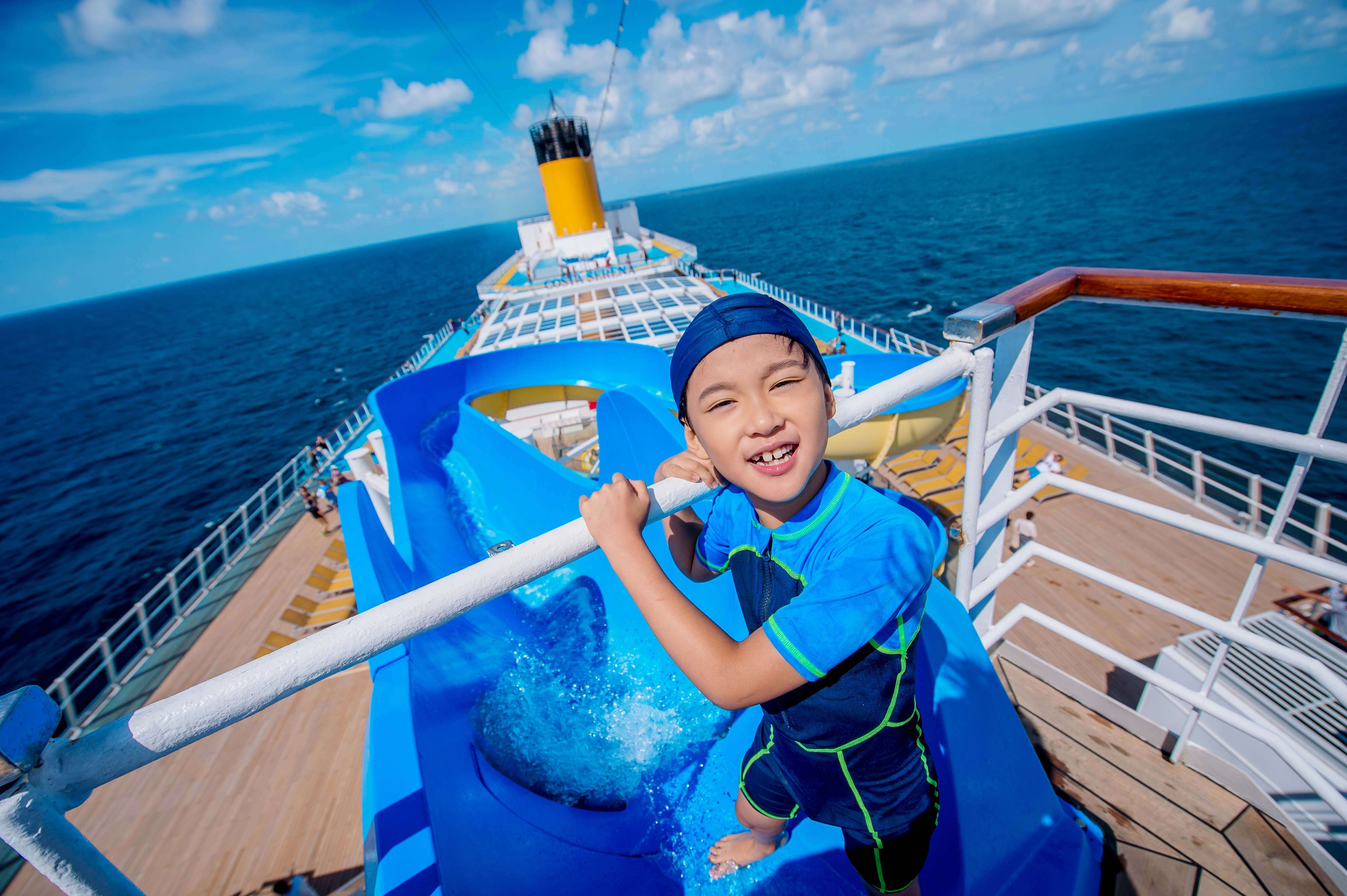 海上遊園 藍天白雲之下的海上遊樂園，在室外大泳池一展身手，從水上滑道一沖而下，沖刷走汗水與煩惱，只留下歡樂和笑臉。