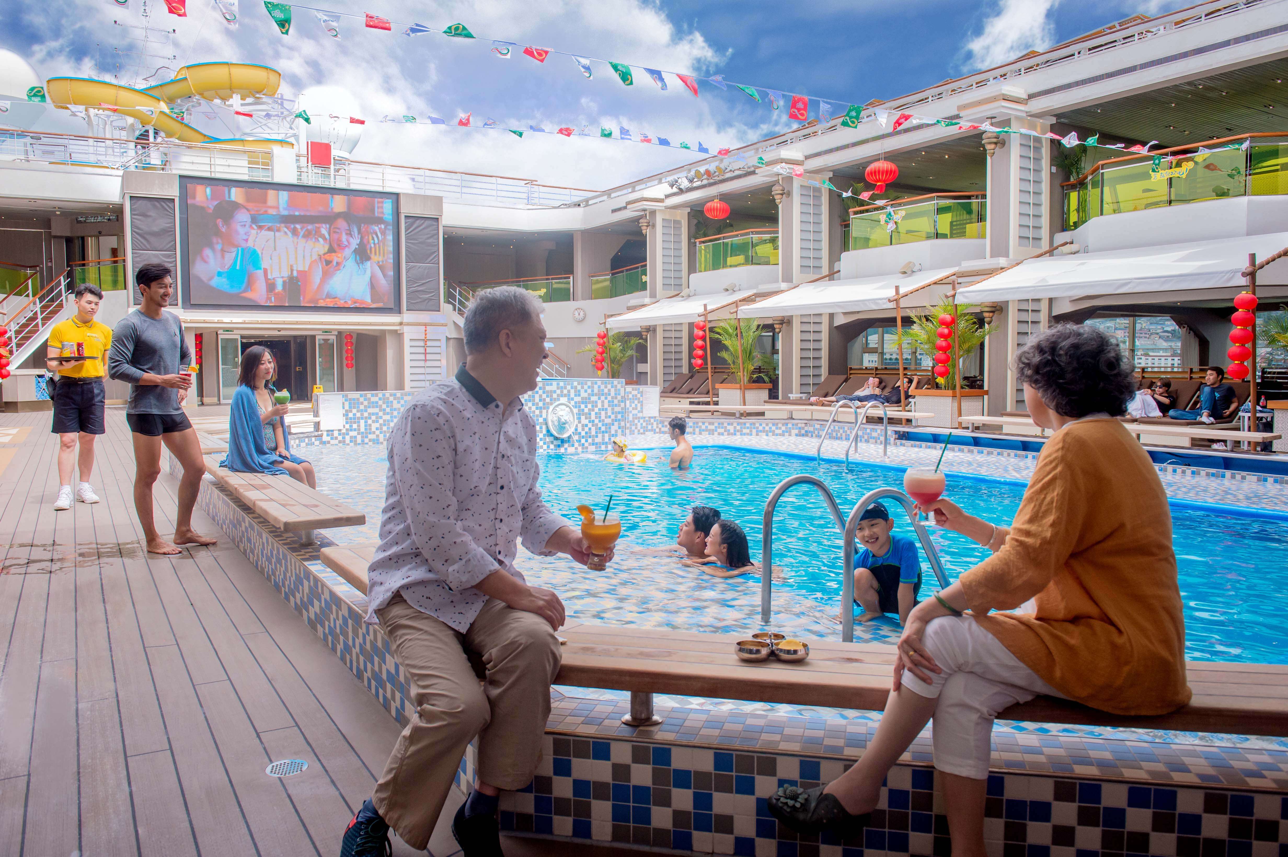 獨家體驗 日光甲板這裡永遠都是溫暖明媚的地中海氣候。體驗刺激的水上滑道，享受溫熱的按摩水池，在星空下欣賞天幕電影。為假期帶來濃烈的羅馬氛圍。