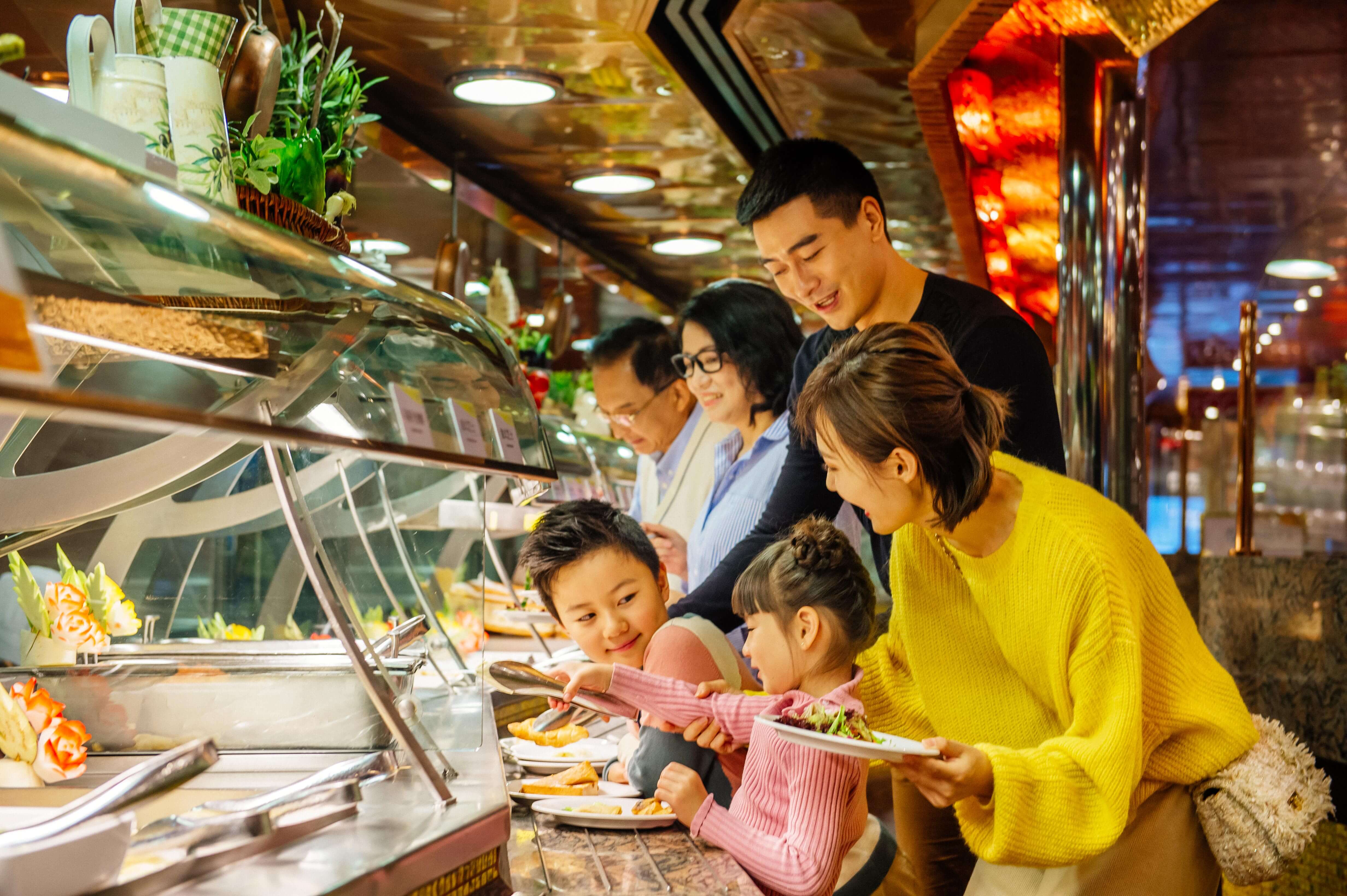 舌尖上的天堂 莎倫娜號擁有風味各異的餐廳，明亮的空間老饕的饗宴，這邊除了滿足口腹之欲，更能感受遊輪之旅帶來的精彩與富足。